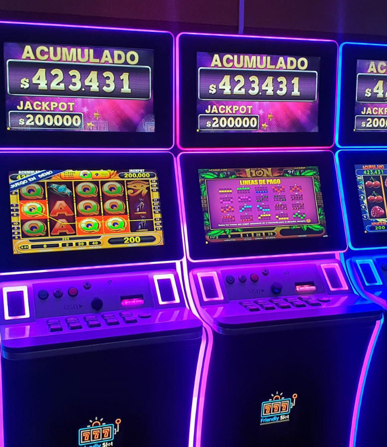 Máquinas tragamonedas metálicas iluminadas en una sala de juegos