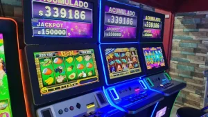 Máquinas tragamonedas con billetero instaladas en un almacén