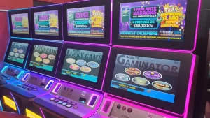 Sala de juegos con tragamonedas instaladas a porcentaje