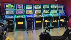 Instalación de máquinas tragamonedas en sala de juegos en Chile