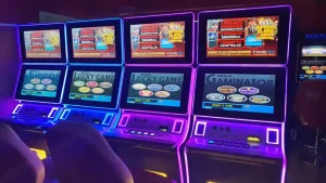 Isla de máquinas tragamonedas instalada en una sala de juegos